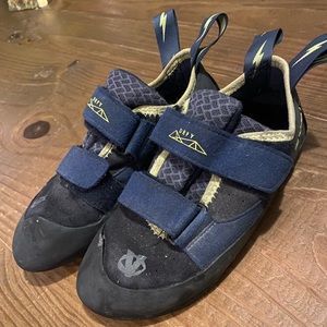 Evolv kids climbing shoes size 5